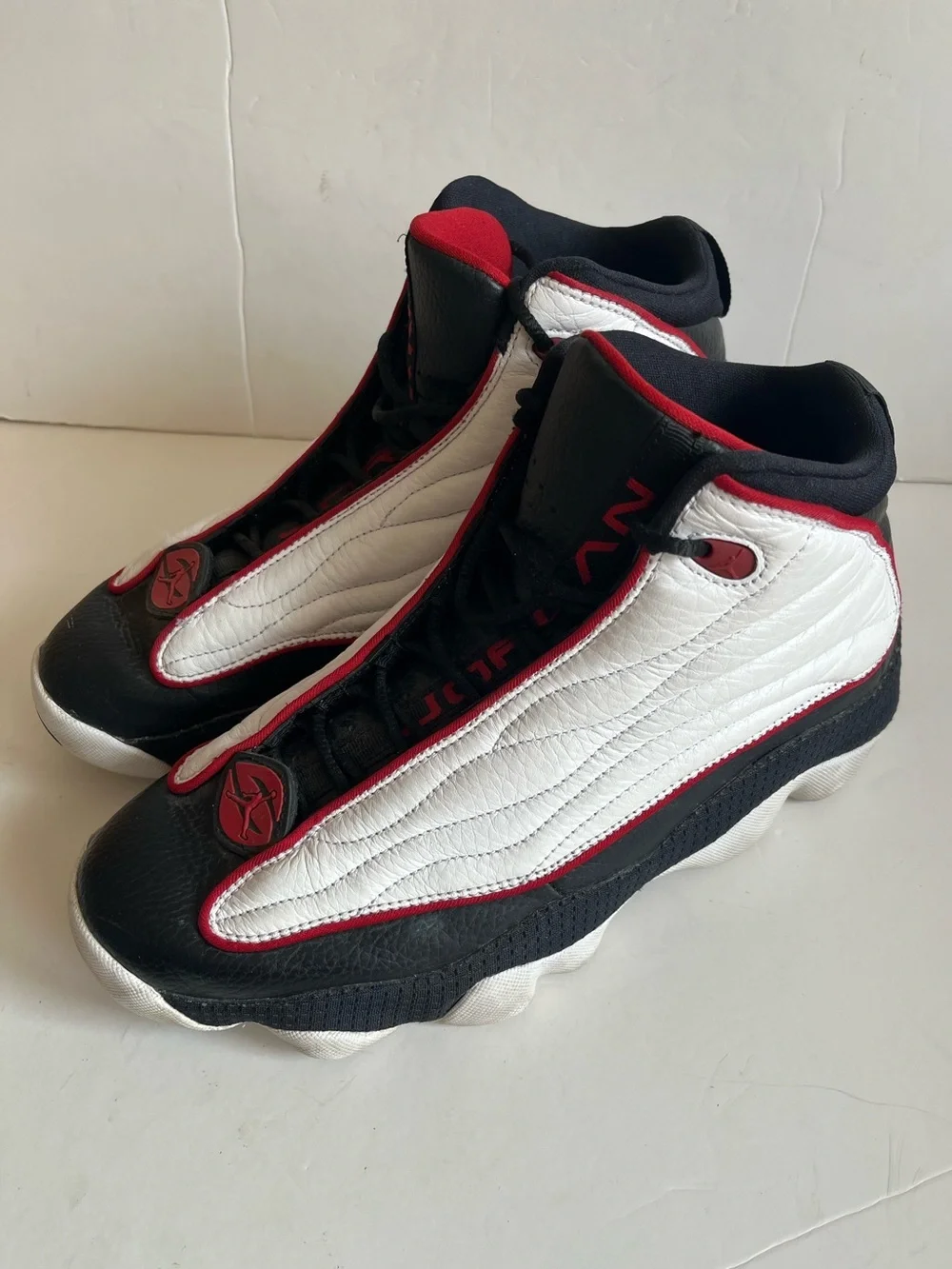 Jordan Mens Pro Strong White black Basketball Athletic sneaker size 8.5